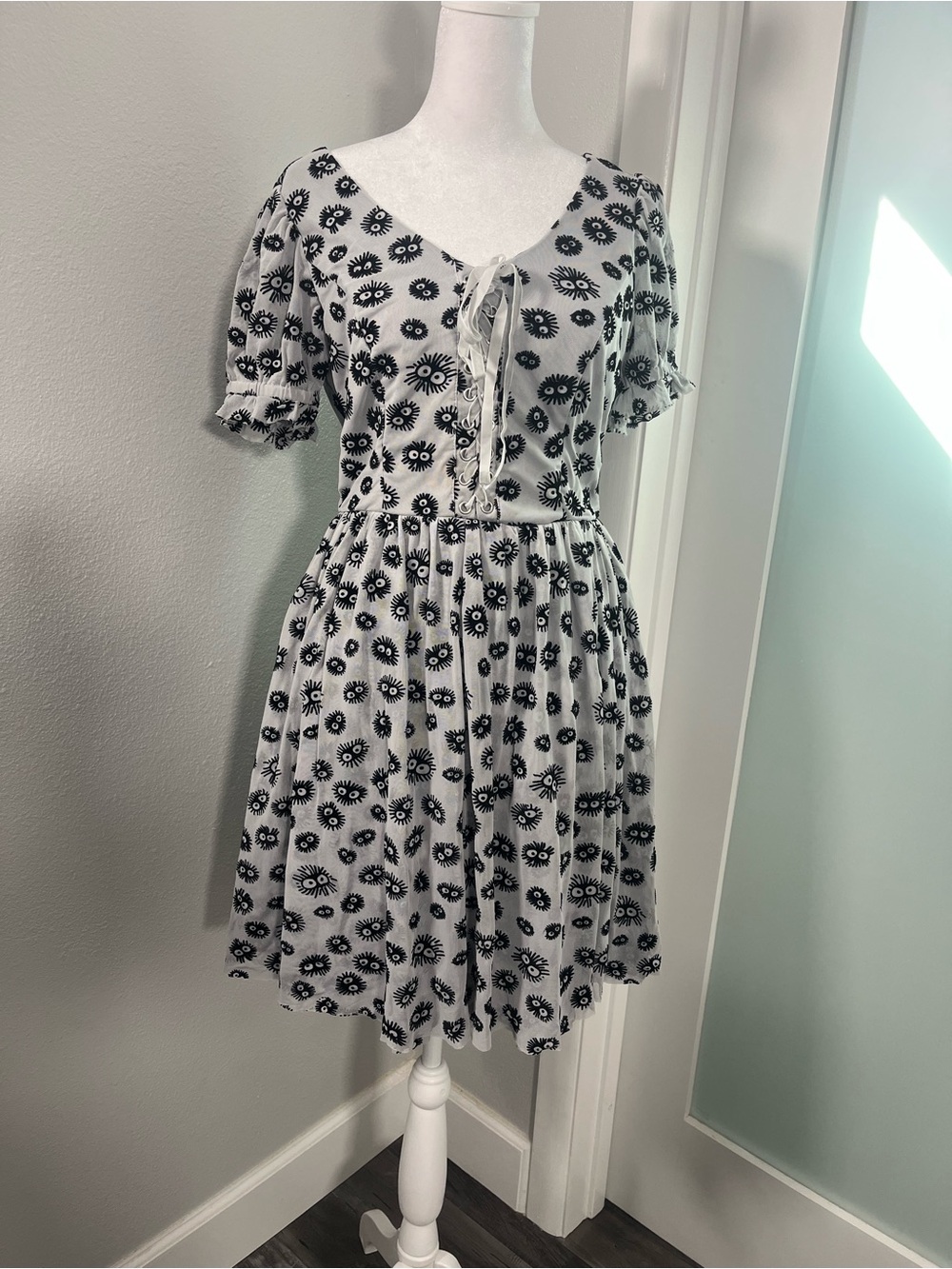 Short Sleeve Tie-Front Mini Dress in Black & White Eye Print spiders